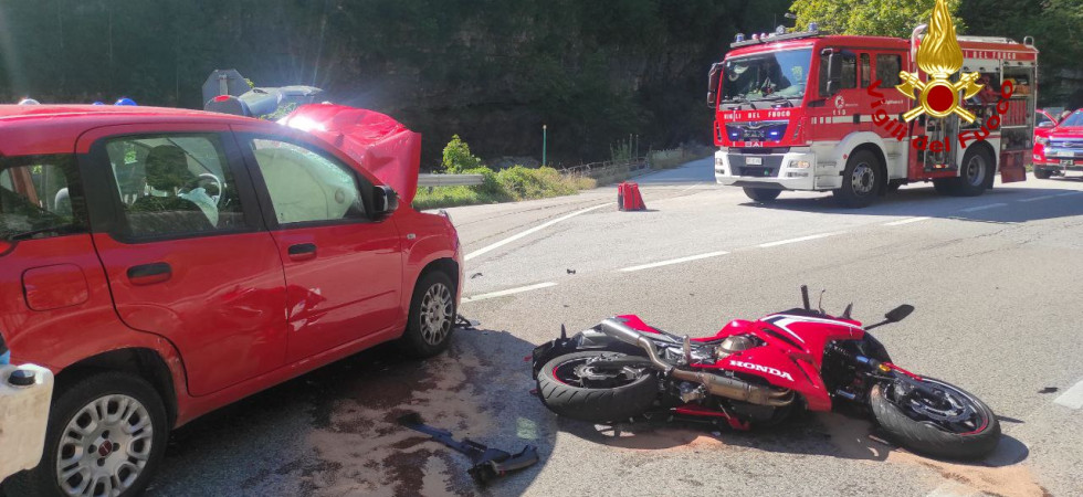 Violento frontale tra una moto e una Panda, strada bloccata e centauro trasferito in ospedale in emergenza